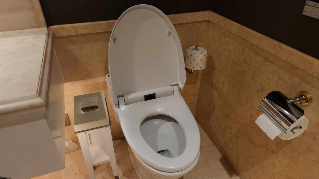 Executive Suite - toilet