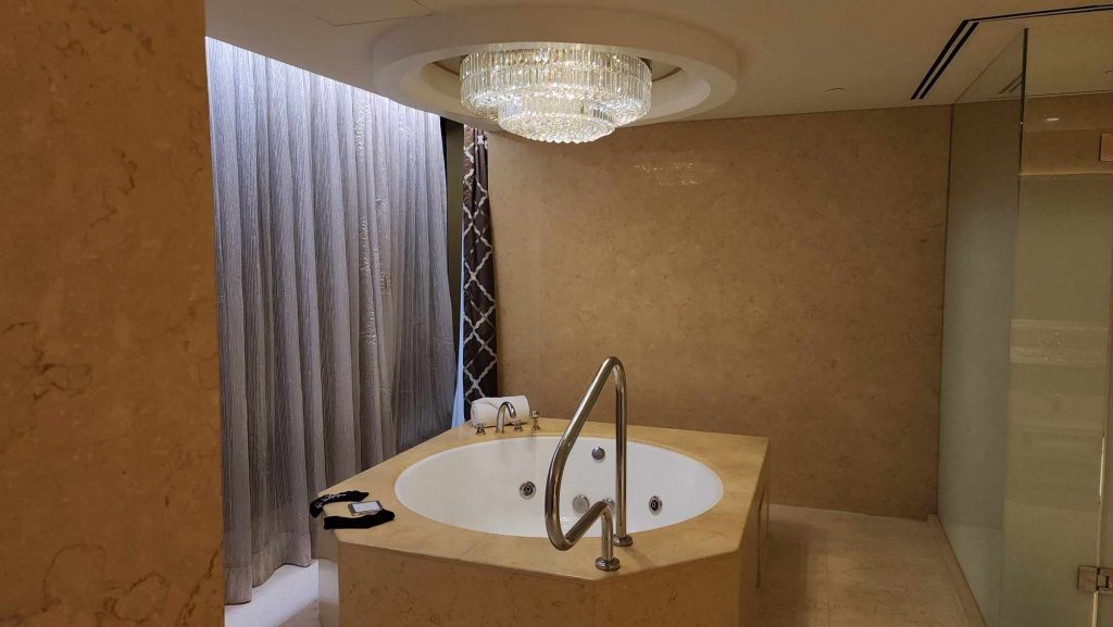 Executive Suite - bath tub